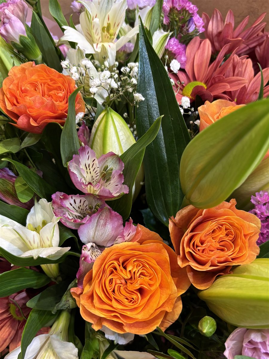 Ramo de flores en tonos naranjas y lilas