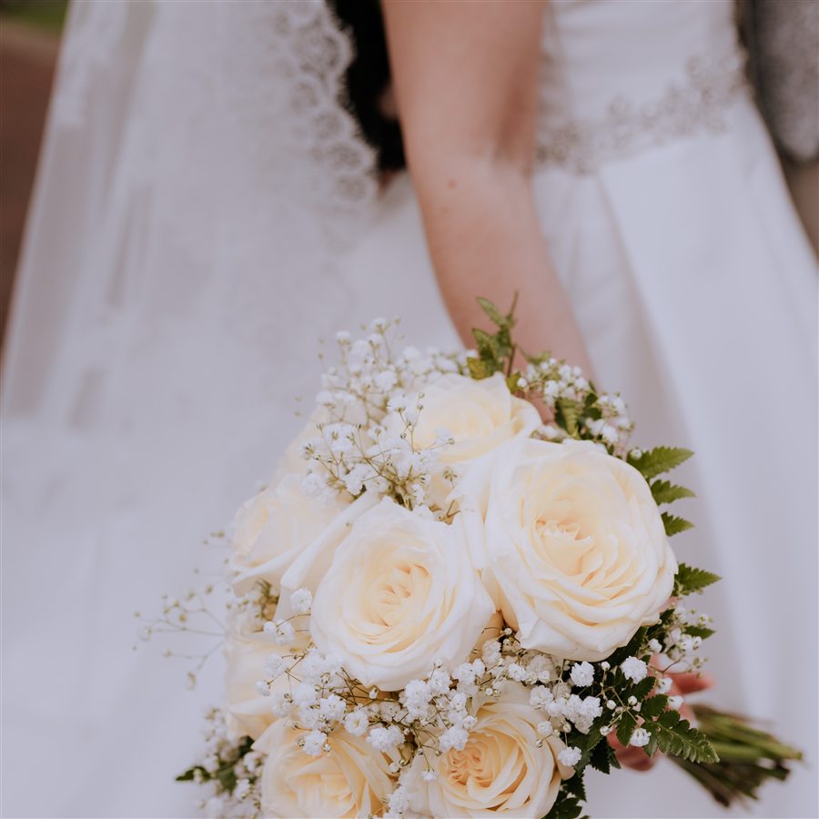 Detalle de rosas blancas de un ramo de novia