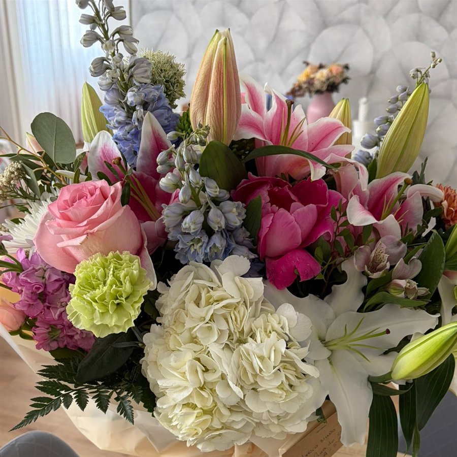 Ramo de hortensia, lilium y rosas preparado para entregar