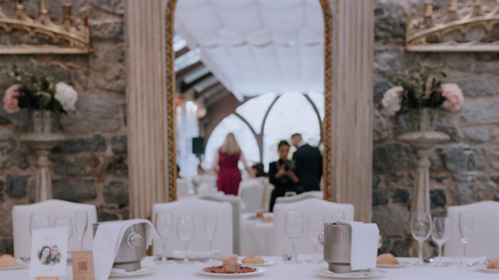 Salón de boda con centro floral