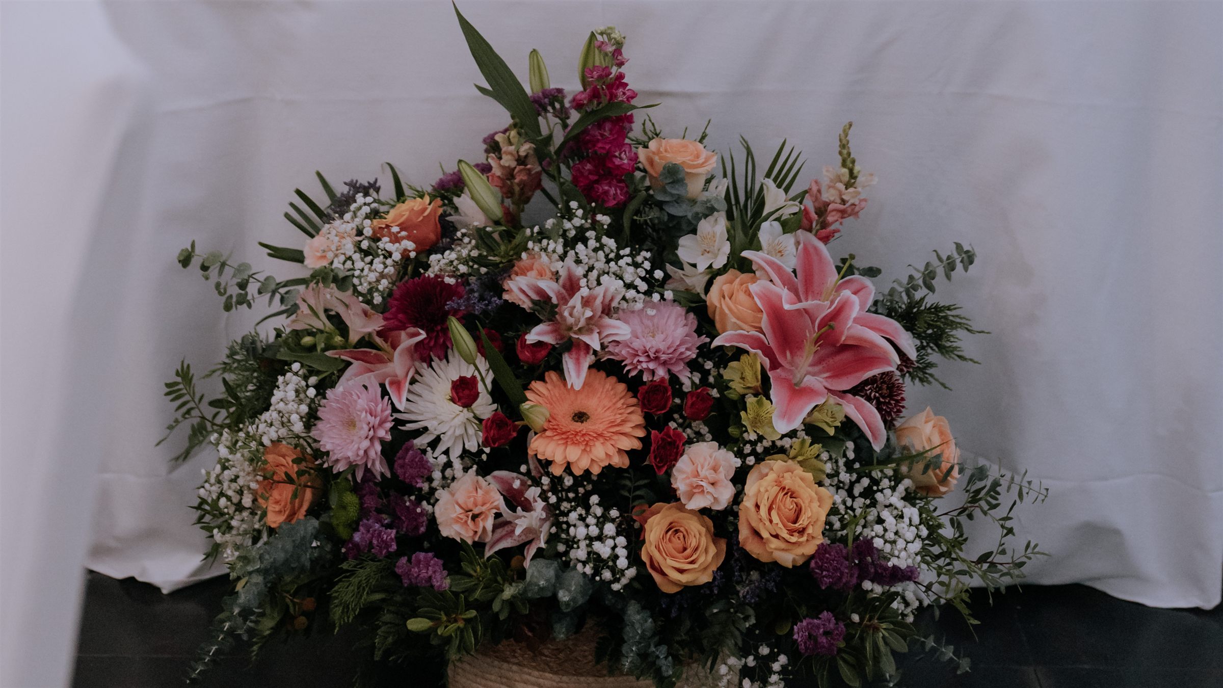 Centro floral de mesa presidencial con lilium, gerberas y rosas